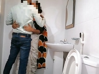 ofis banyosunda sekreterimi hızlıca sikişmek